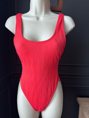 VINCE CAMUTO SWIM Textured Scoop Neck One-Piece Swimsuit High Leg Cut 6